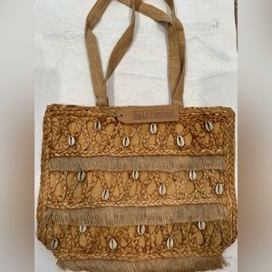 Isla Jute Seashell Tote
By: Salt + Umber